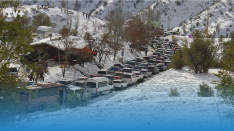 Farellones colapsa: miles de autos atochan el camino a la nieve