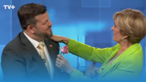 ¿Gesto espontáneo o maniobra política? La flor de Kaiser a Matthei en debate presidencial
