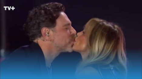 Neme y Eva: el beso que hizo estallar al público en la Teletón