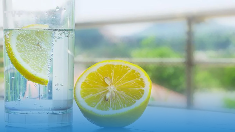 Agua con limón para mejorar la salud