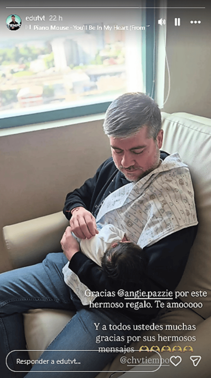 Eduardo Sáez con su hijo recién nacido